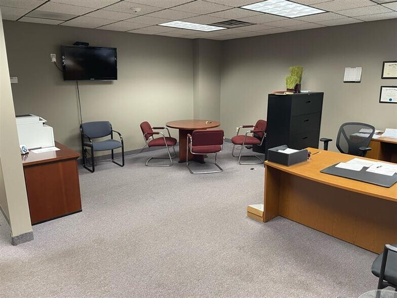 More Photos Of 709 Erie Blvd W, Syracuse Office For Lease