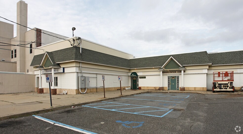 More Photos Of 30-40 E Main St, Bay Shore Storefront Retail Office For Lease