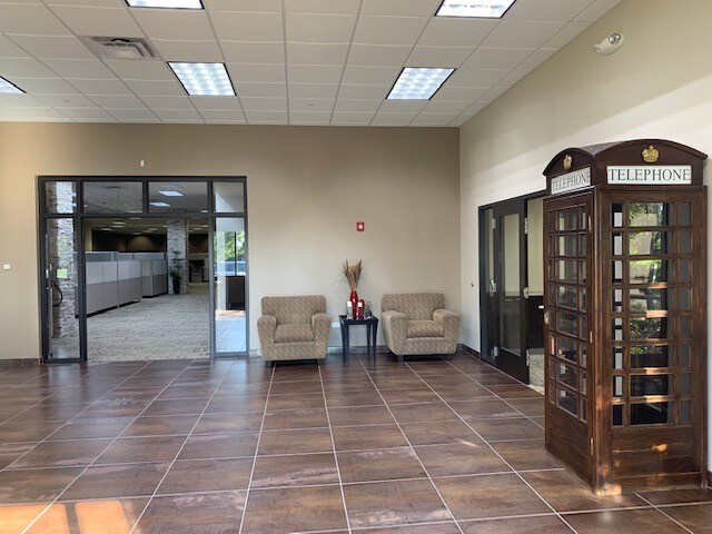 More Photos Of 345 Memorial Dr, Crystal Lake Showroom For Sale