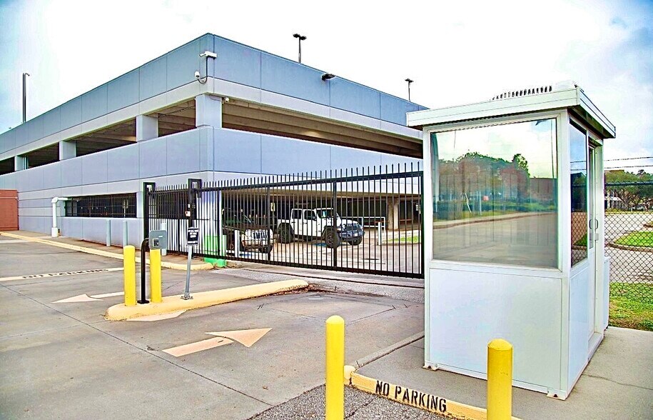More Photos Of 396 W Greens Rd, Houston Office For Sale