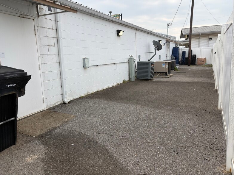 More Photos Of 1161 NW Broad St, Murfreesboro Office For Lease