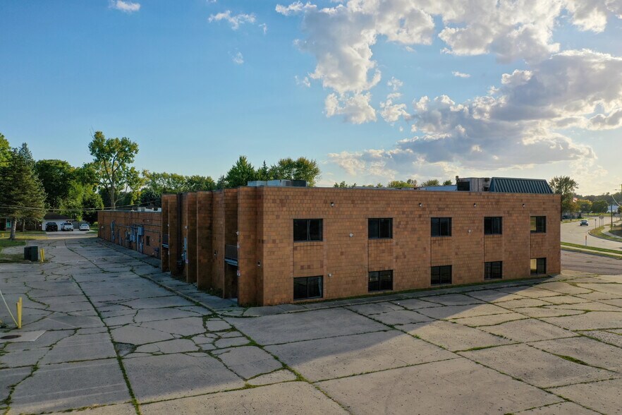More Photos Of 38116-38160 S Gratiot Ave, Clinton Township Freestanding For Sale