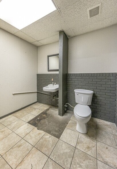 More Photos Of 2621 34th St, Lubbock Freestanding For Sale