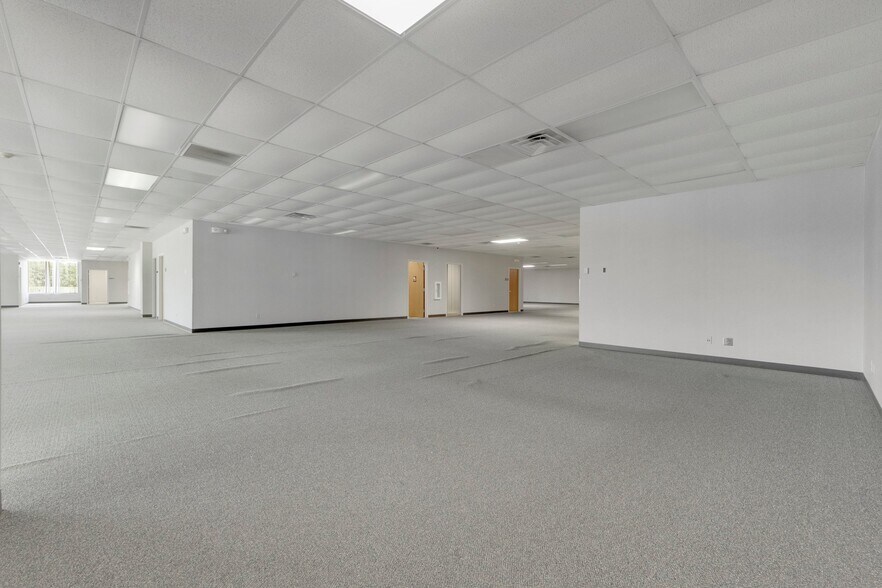 More Photos Of 8645 E Backwater Rd, North Webster Showroom For Lease