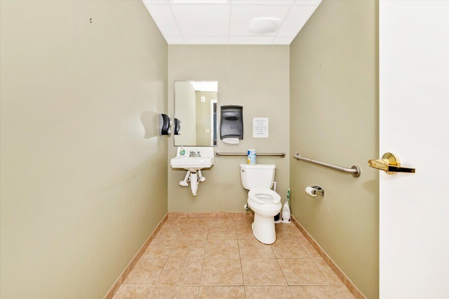 More Photos Of 925 N East St, Frederick Bank For Lease