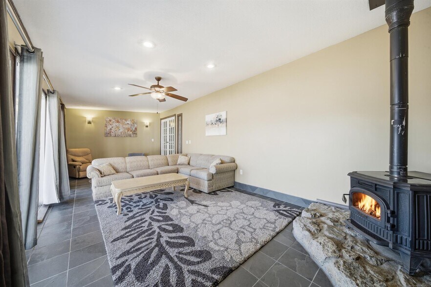 More Photos Of 1718 W Broadway St, Collinsville Office Residential For Sale