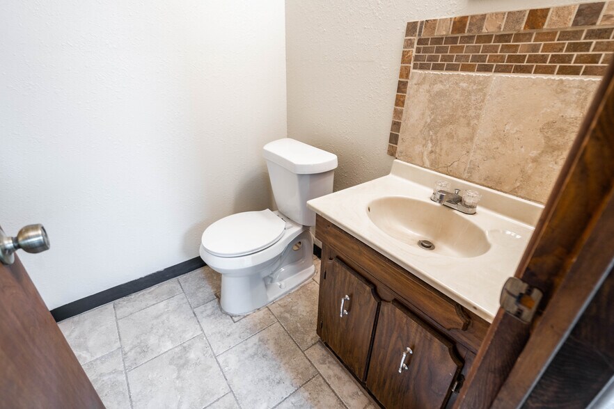 More Photos Of 1304A Dayton Rd, Midland Warehouse For Lease