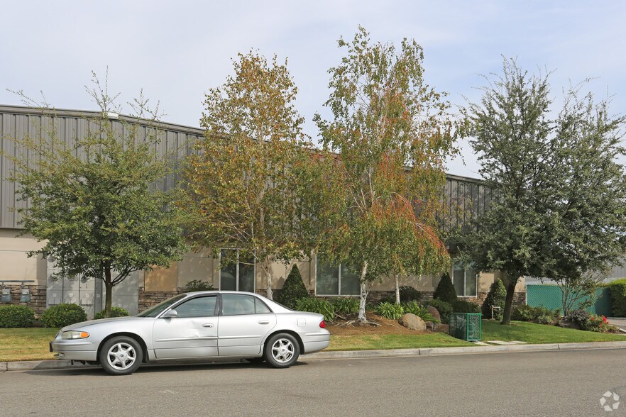 More Photos Of 4965 E Pontiac Way, Fresno Warehouse For Lease