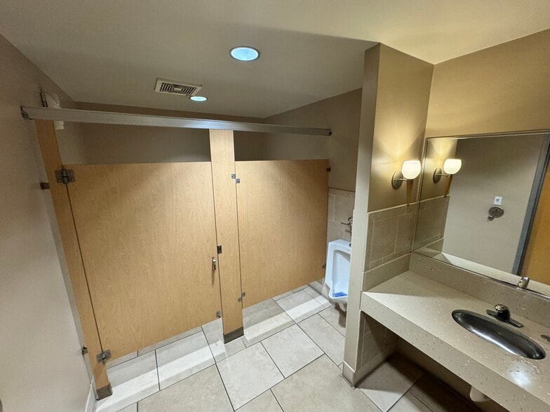 More Photos Of 1940 Garnet Ave, San Diego Medical For Sale