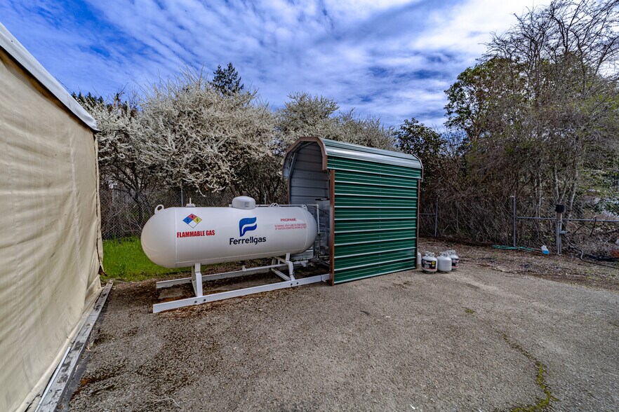 More Photos Of 55 Myers Ave, Myers Flat Manufacturing For Sale