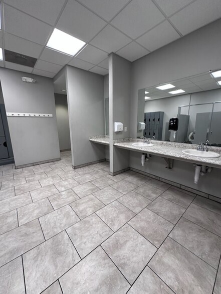 More Photos Of 93 Old Dixie Hwy, Adairsville Showroom For Lease