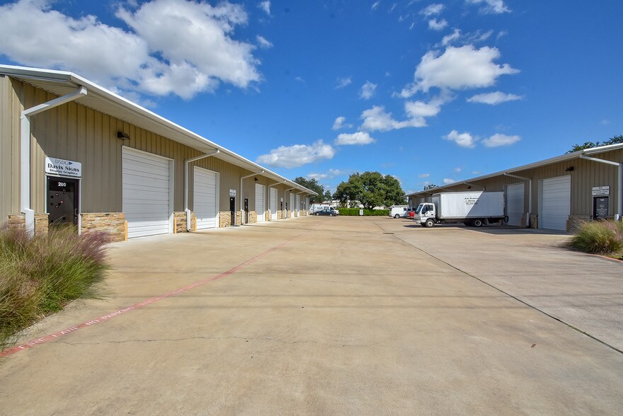 More Photos Of 6115 FM 762 Rd, Richmond Warehouse For Lease