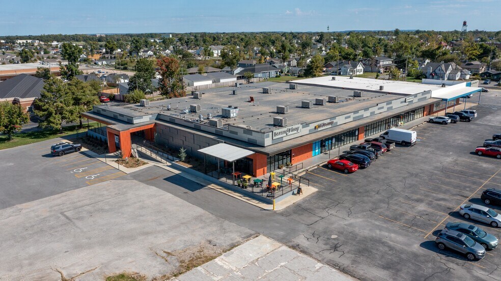 More Photos Of 719 W Walnut St, Rogers Storefront For Lease