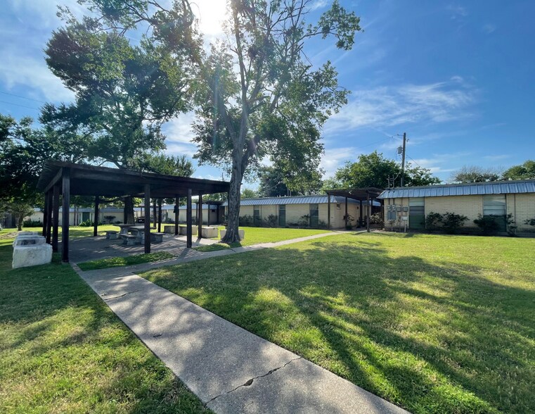 More Photos Of 1601 S College Ave, Bryan Multifamily For Sale
