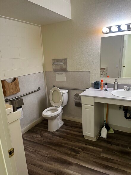 More Photos Of 11815 NE Highway 99, Vancouver Storefront Retail Office For Lease