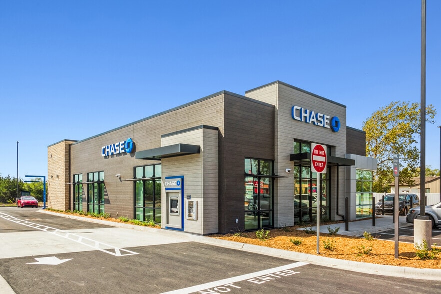 More Photos Of 1609 E 30th Ave, Hutchinson General Retail For Sale