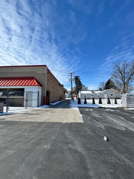 More Photos Of 1158 Lillian St, Elgin General Retail For Sale