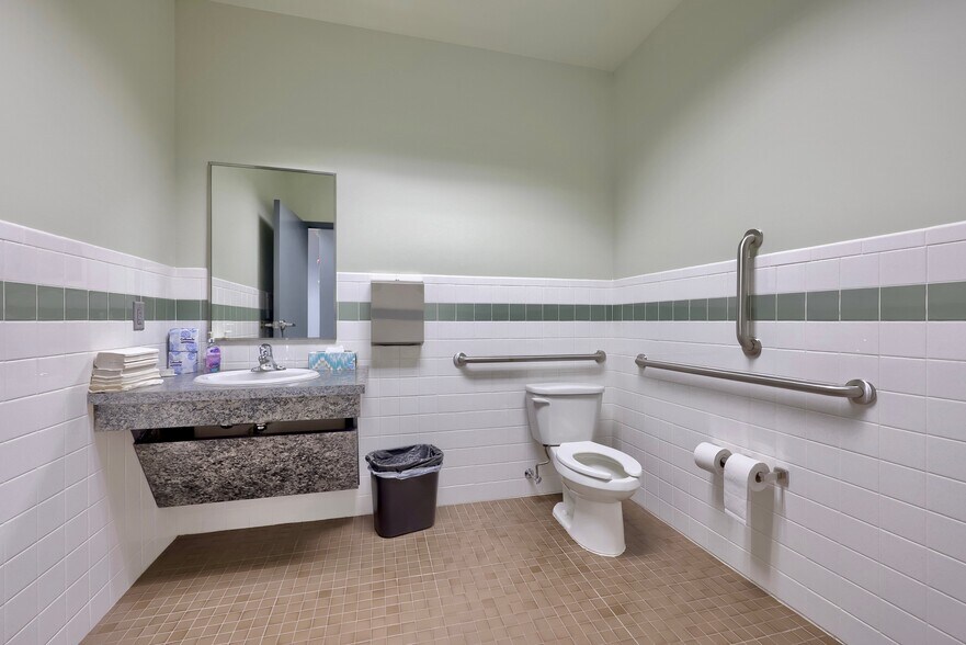 More Photos Of 22 Blackhawk Ln, Elizabethtown Distribution For Sale