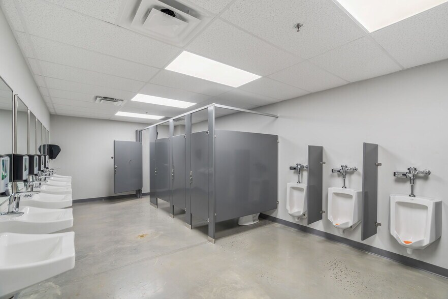 More Photos Of 1295 Huntington Park Dr, Loudon Warehouse For Lease