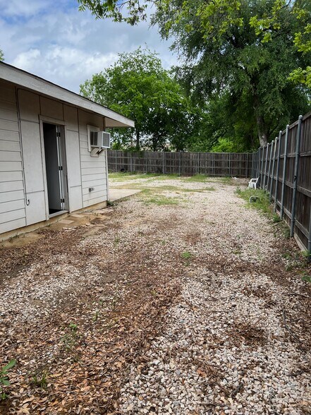 More Photos Of 2513 E Union Bower Rd, Irving Warehouse For Lease