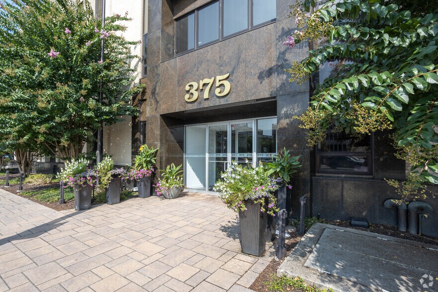 More Photos Of 375 N Broadway, Jericho Office For Sale
