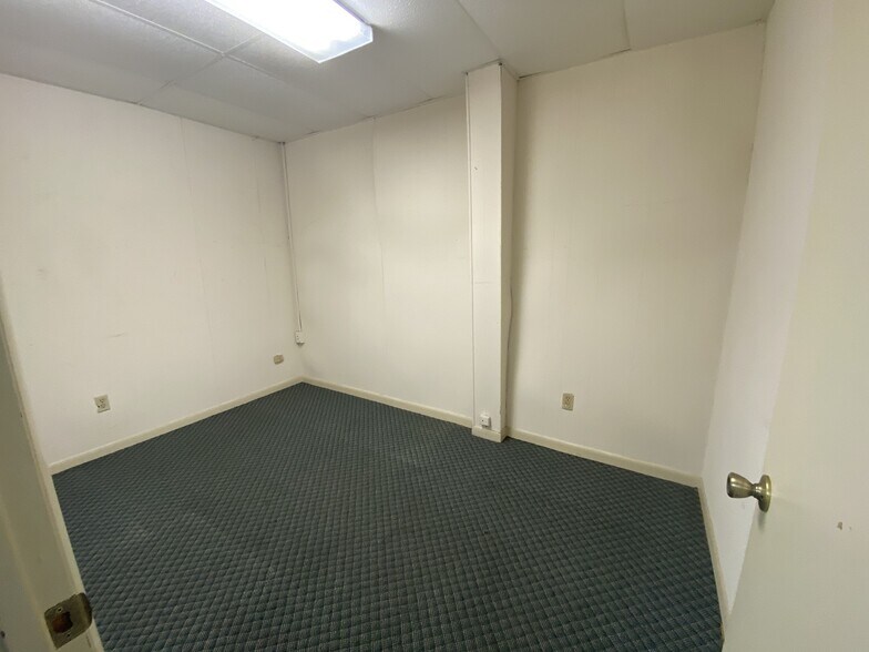 More Photos Of 410 Washington St, Cantonment Manufacturing For Lease