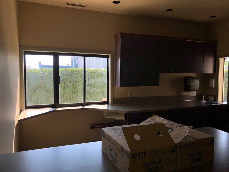 More Photos Of 1045 W Columbia Dr, Kennewick Storefront Retail Office For Sale