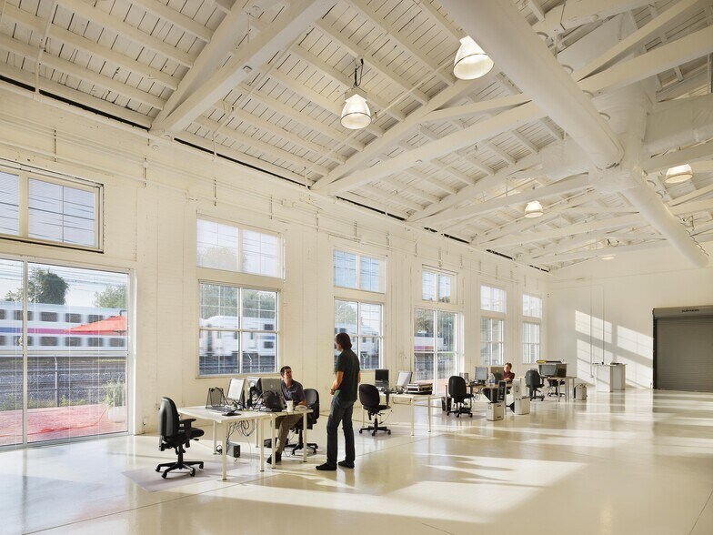 More Photos Of 1800 E State St, Hamilton Showroom For Lease