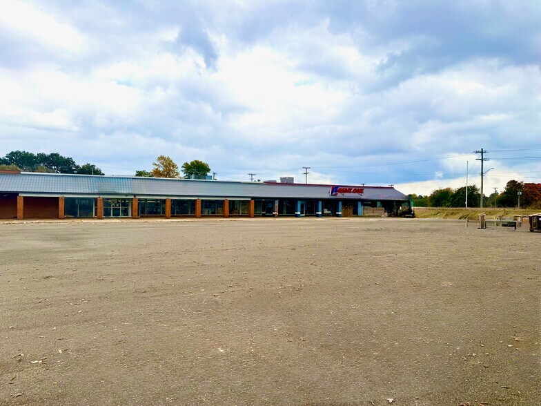 More Photos Of 1100 N Douglass St, Malden General Retail For Sale