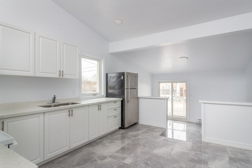 More Photos Of 3263 Lake Shore Blvd W, Toronto Dormitory For Sale