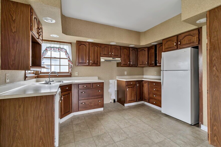 More Photos Of 646 Cayuga Dr, Niagara Falls Religious Facility For Sale
