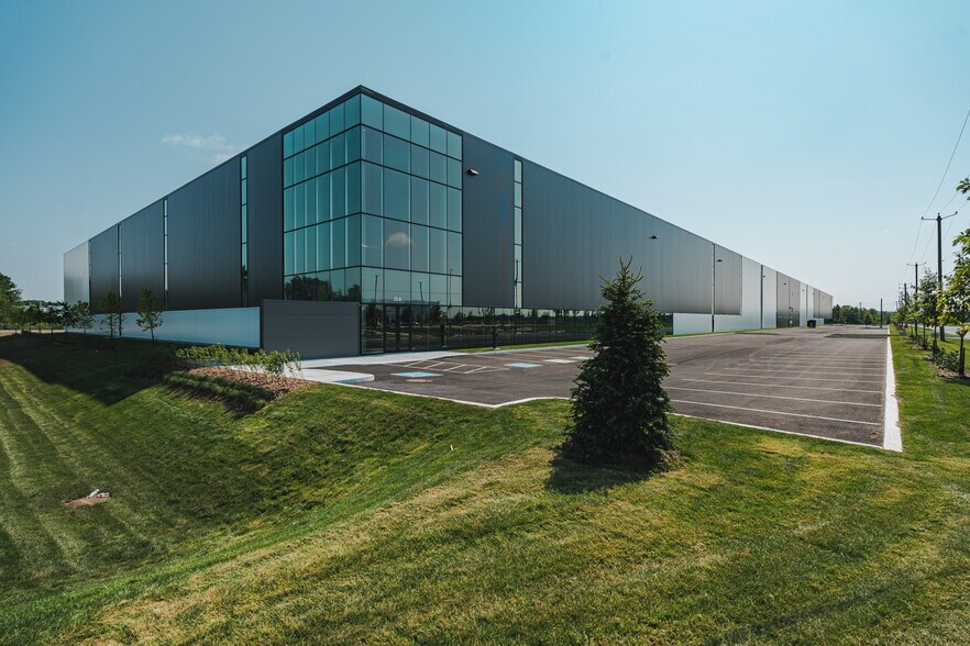 More Photos Of 25 Rue Léon-Malouin, Coteau-du-lac Distribution For Lease