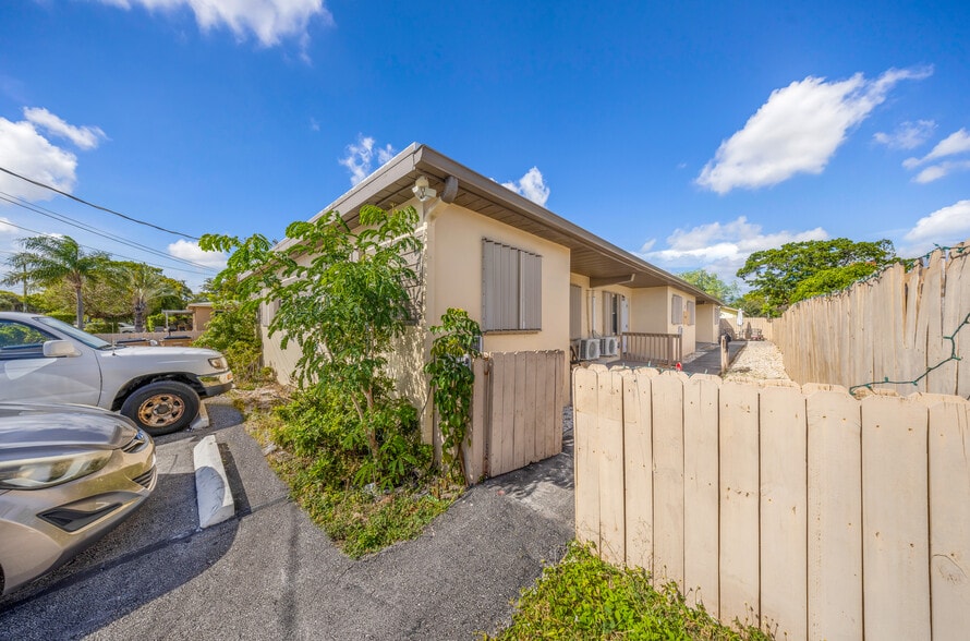 More Photos Of 223 SW 5th Ct, Deerfield Beach Multifamily For Sale