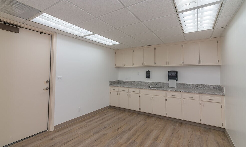 More Photos Of 3801 San Dimas St, Bakersfield Medical For Lease