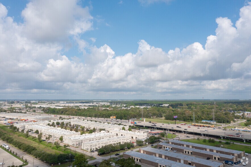 More Photos Of 5750 N Sam Houston Pky E, Houston Warehouse For Lease