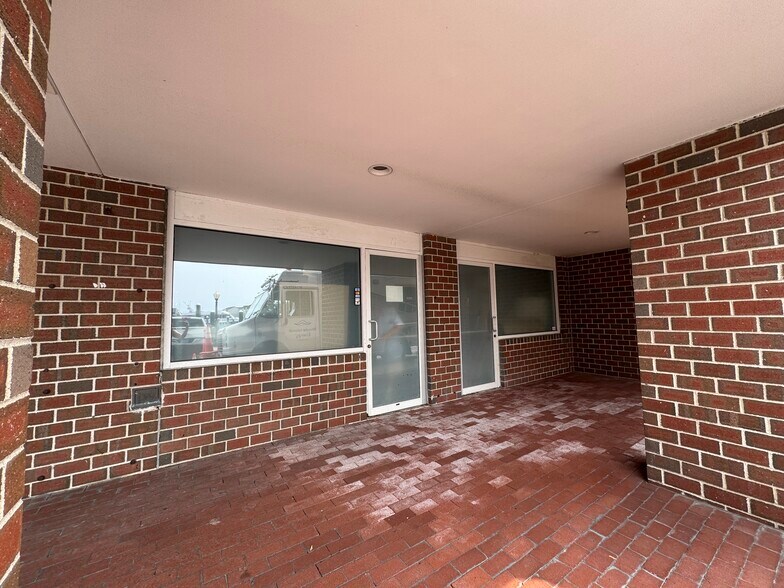 More Photos Of 75 Long Wharf Mall, Newport Hotel For Lease