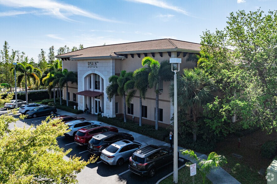 More Photos Of 6610 Willow Park Dr, Naples Medical For Lease