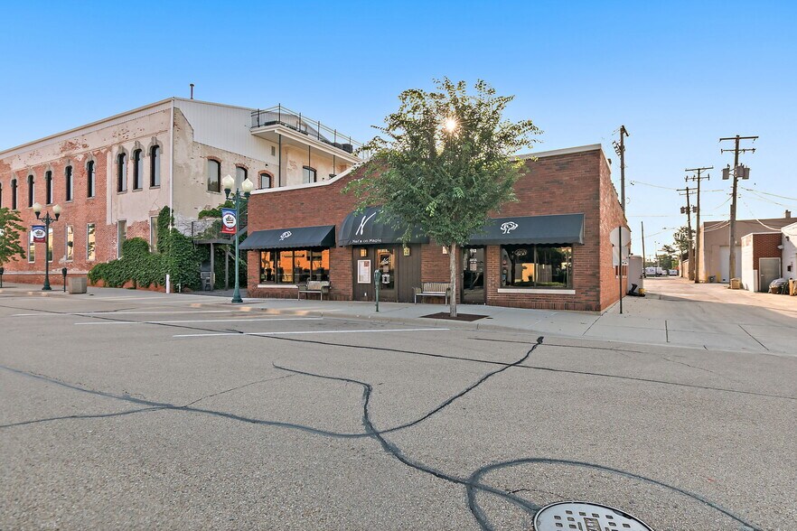 More Photos Of 112 S Maple St, Sycamore Restaurant For Sale