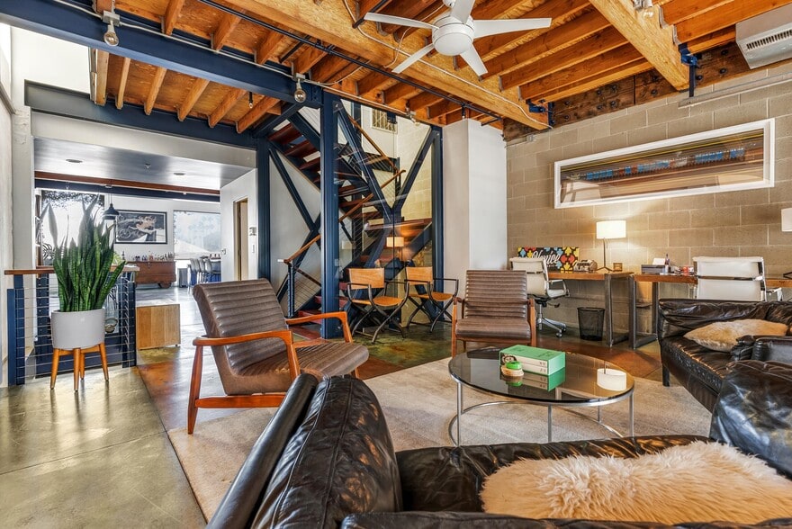 More Photos Of 2114 Narcissus Ct, Venice Office For Lease