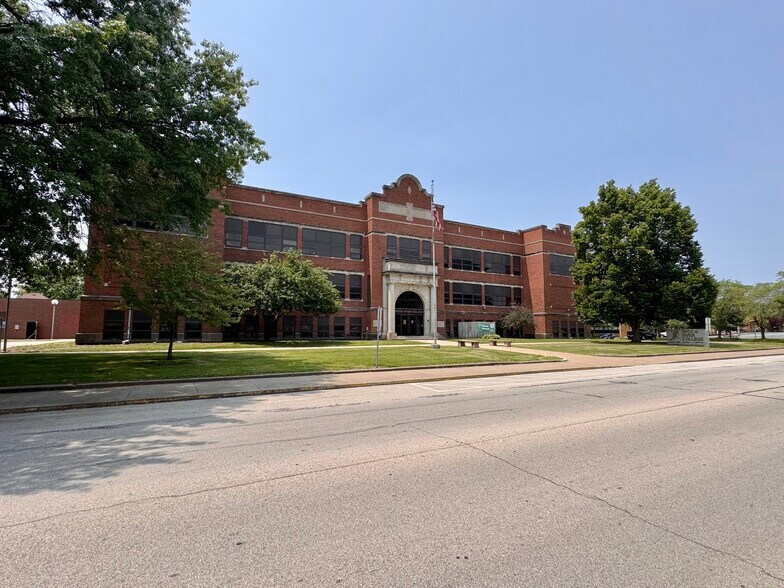 More Photos Of 208 S Johnson St, Macomb Schools For Sale