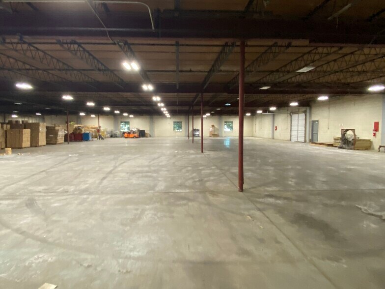 More Photos Of 1031 S Green St, Tupelo Warehouse For Sale