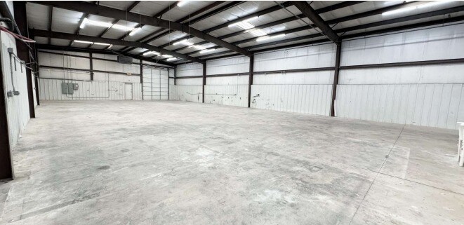 More Photos Of 711 N Morgan Rd, Yukon Warehouse For Lease