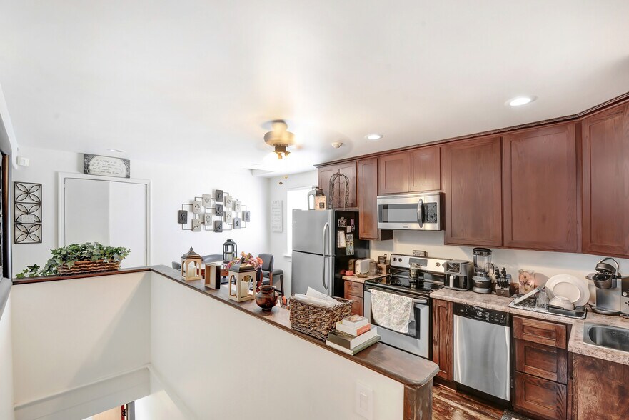 More Photos Of 419 S Robertson Blvd, Beverly Hills Schools For Sale