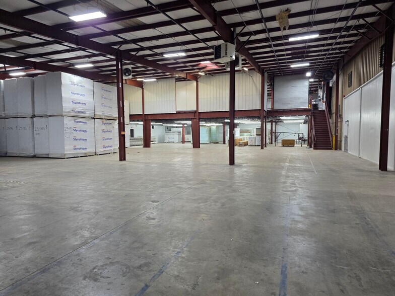 More Photos Of 318 Bell Park Dr, Woodstock Distribution For Lease
