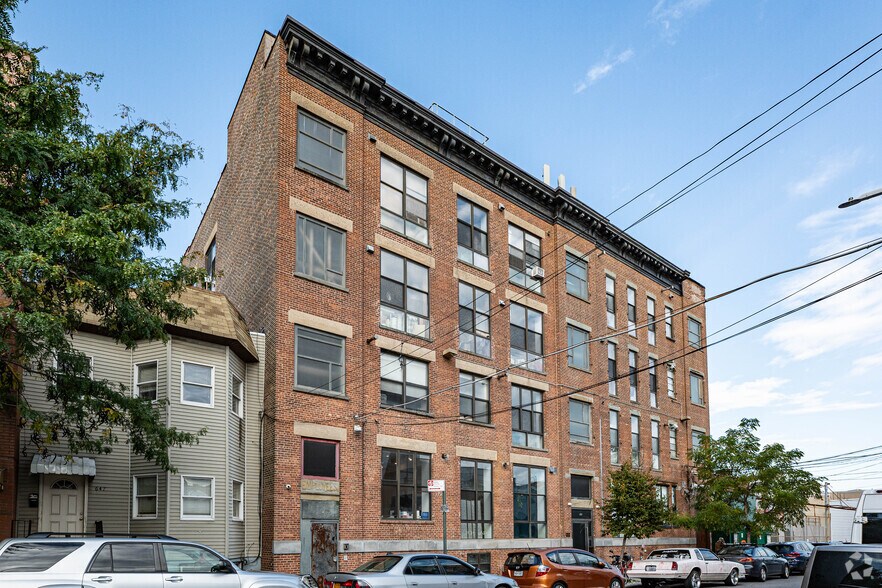 Primary Photo Of 657 Morgan Ave, Brooklyn Apartments For Lease