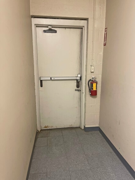 More Photos Of 102-122 Railway Ln, Hagerstown General Retail For Lease