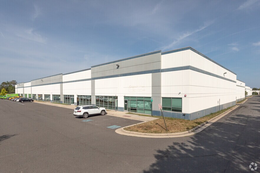 Primary Photo Of 25395 Pleasant Valley Rd, Chantilly Warehouse For Lease