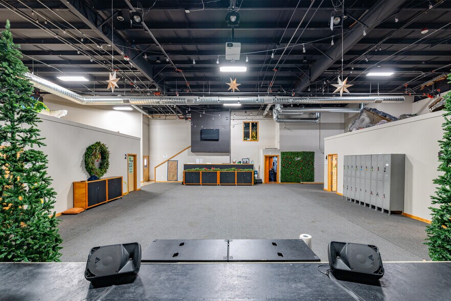 More Photos Of 988-992-996 Fountain St, Burlington Distribution For Lease