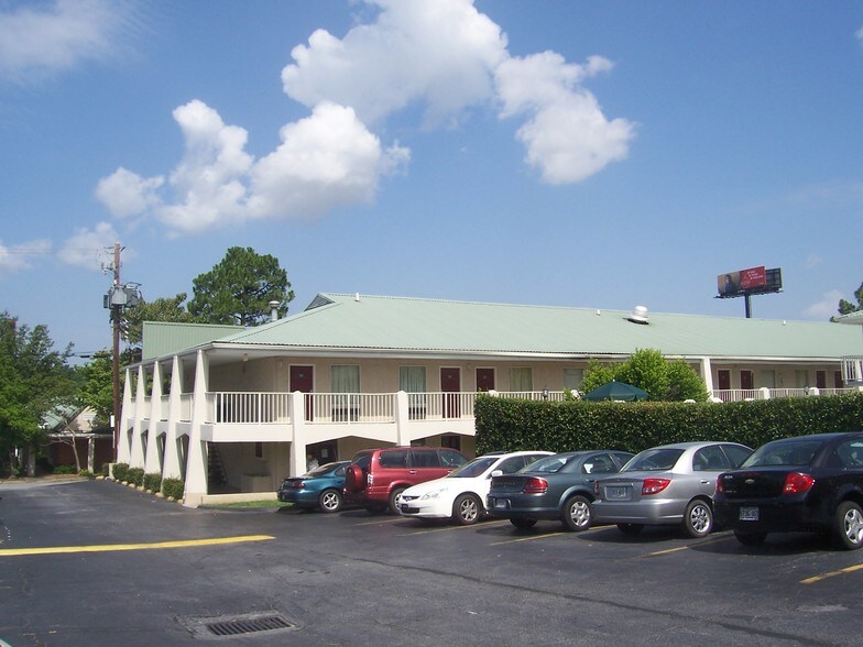 More Photos Of 241 Falcon Dr, Forest Park Hotel For Sale