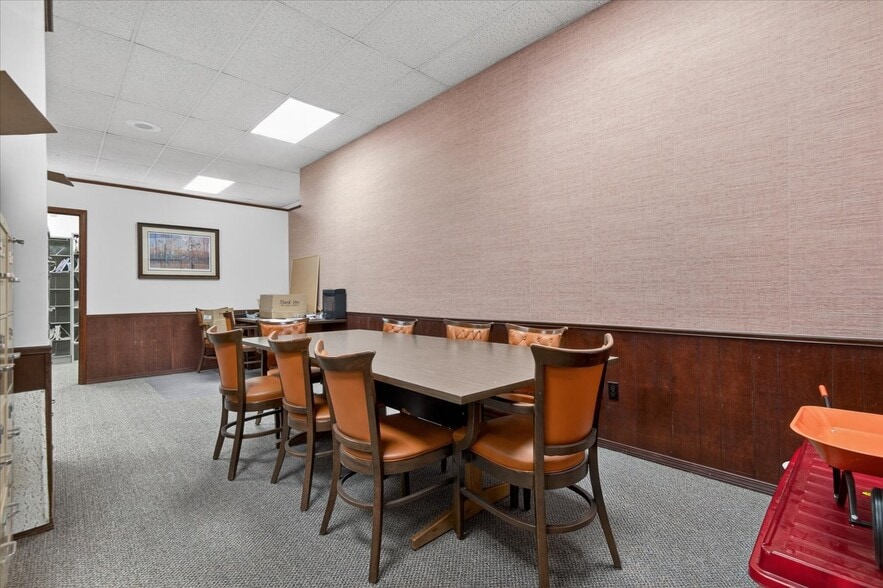 More Photos Of 111 SE Frank Phillips Blvd, Bartlesville Office For Sale